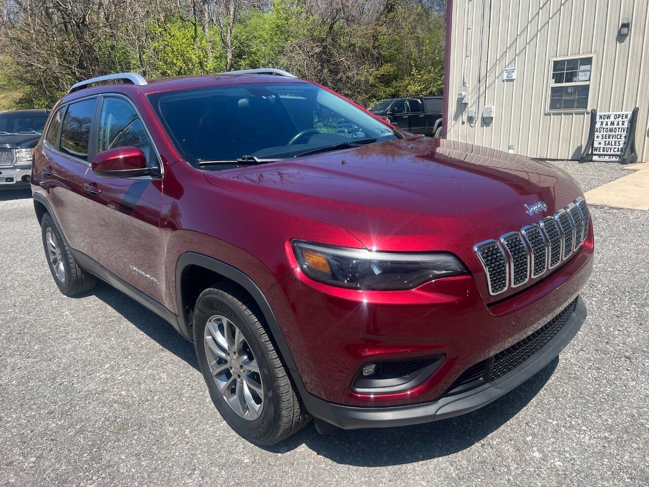 Used 2019 Jeep Cherokee Latitude Plus w/ Cold Weather Group AWD/4WD image 2