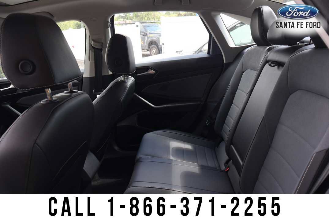 Used 2025 Volkswagen Jetta SE FWD image 14