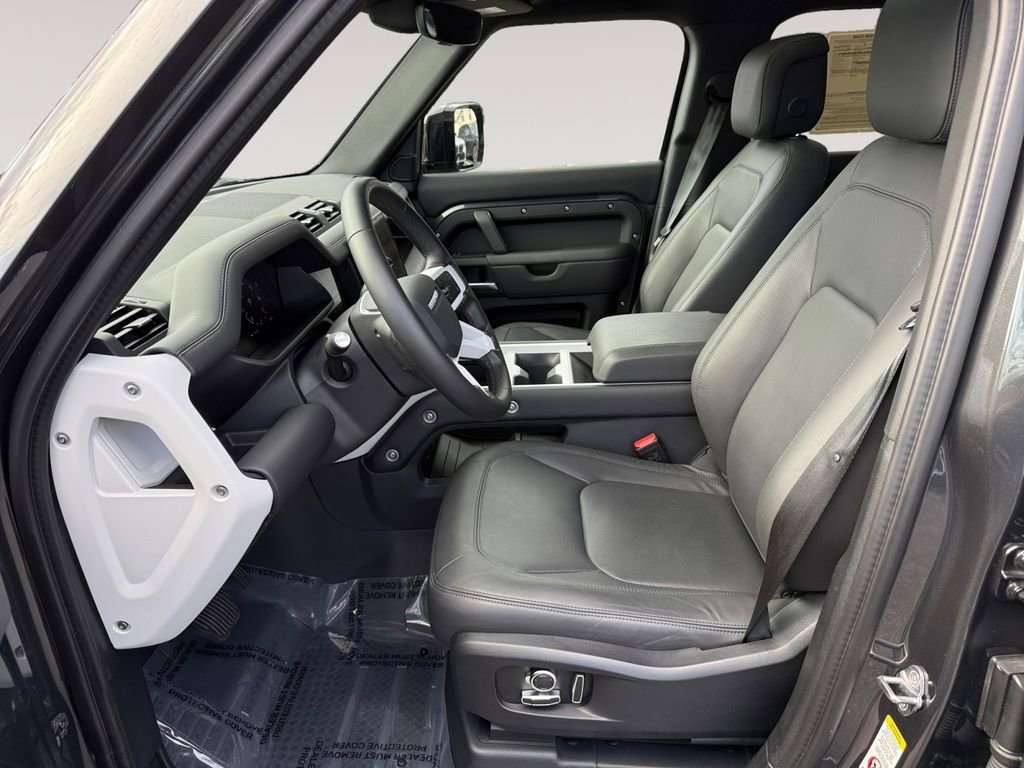 Used 2025 Land Rover Defender 130 X-Dynamic SE image 9