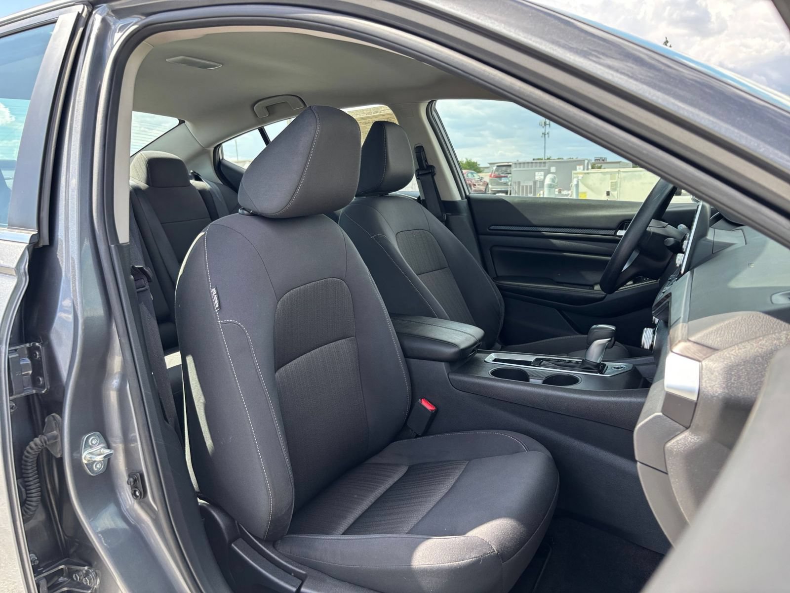 Used 2025 Nissan Altima 2.5 SV FWD image 35