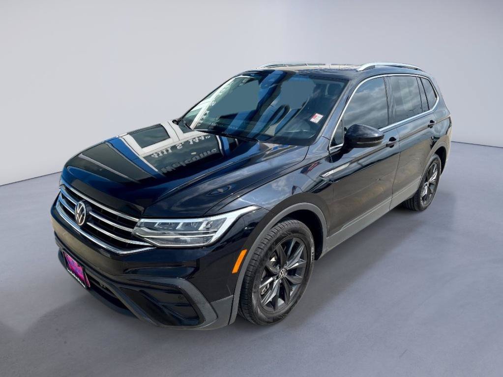Used 2024 Volkswagen Tiguan SE w/ Panoramic Sunroof Package FWD image 4