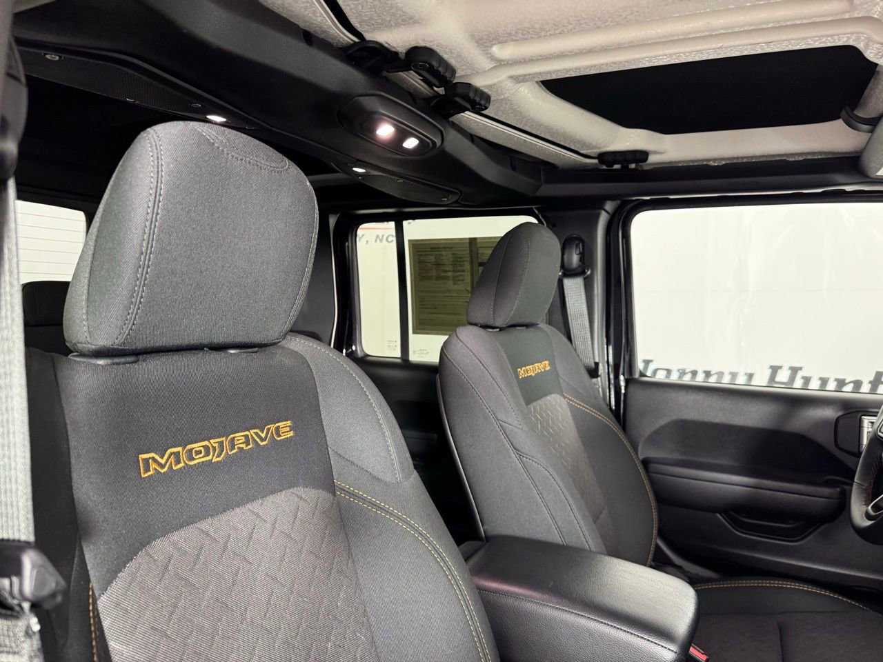 Used 2024 Jeep Gladiator Mojave AWD/4WD image 32