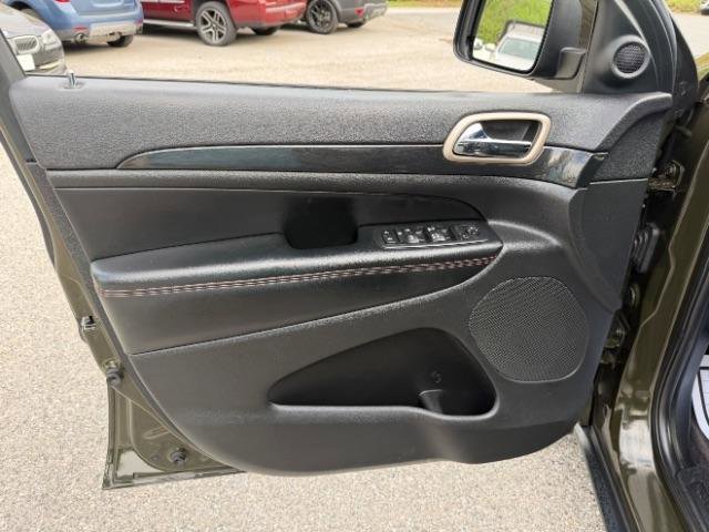 Used 2017 Jeep Grand Cherokee Laredo AWD/4WD image 14