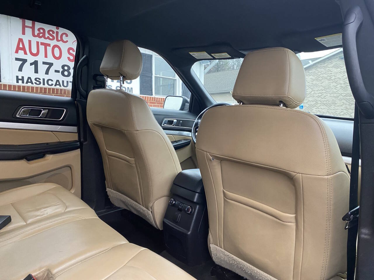 Used 2017 Ford Explorer XLT w/ Equipment Group 202A AWD/4WD image 26
