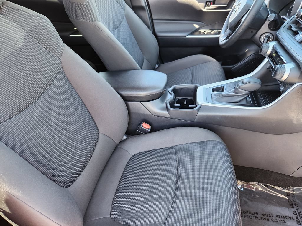 Used 2025 Toyota RAV4 LE AWD/4WD image 5