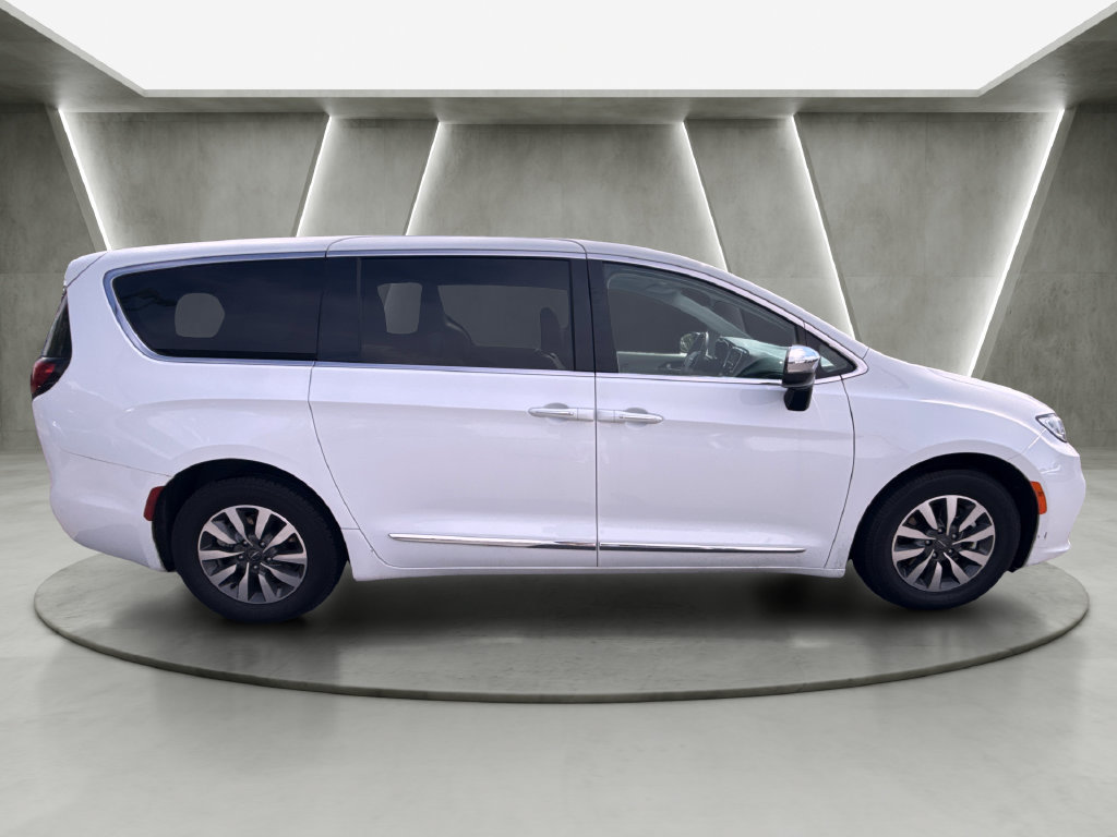 Used 2023 Chrysler Pacifica Limited FWD image 2