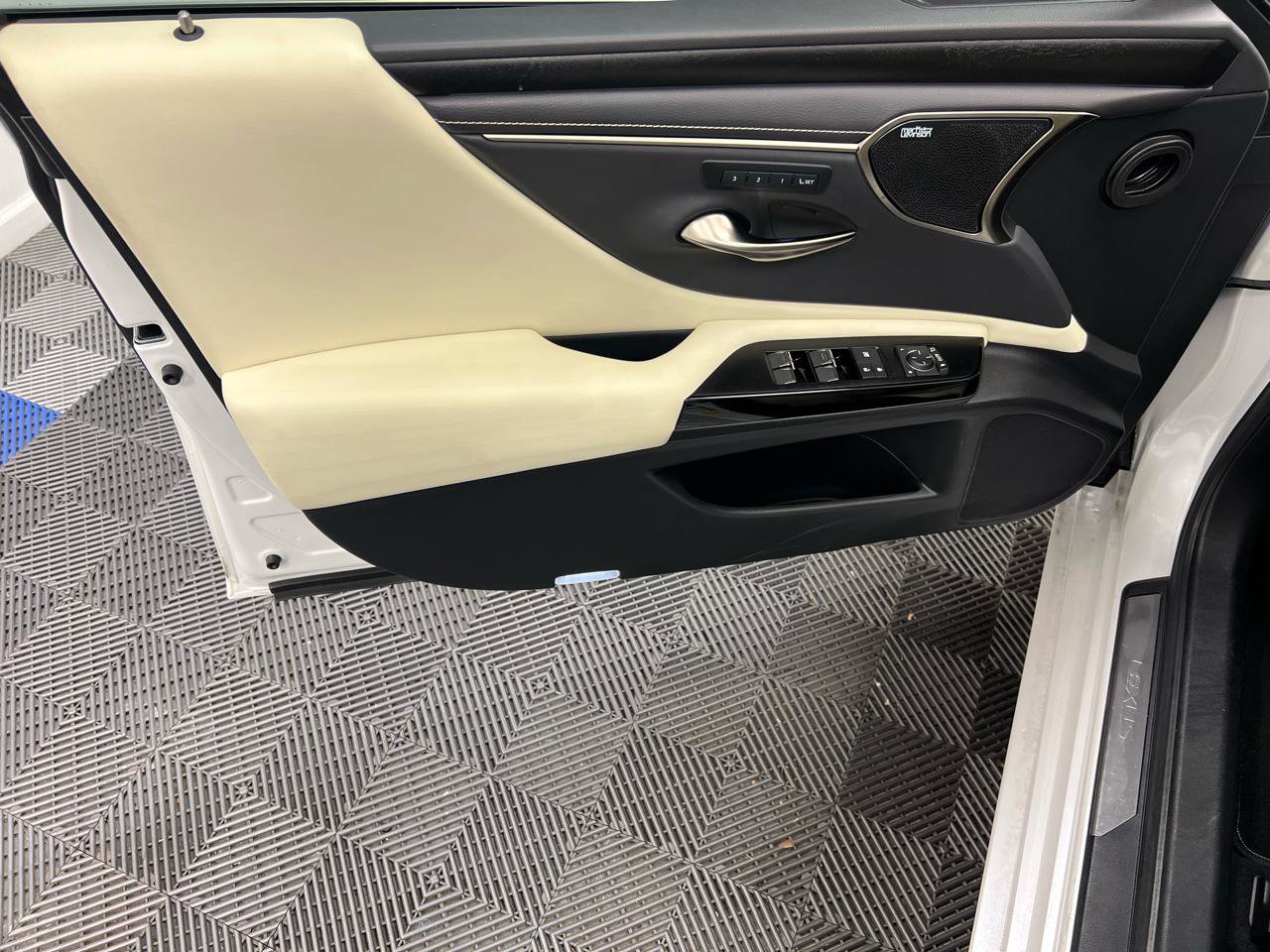 Used 2022 Lexus ES 350 Ultra Luxury w/ Accessory Package 2 image 6