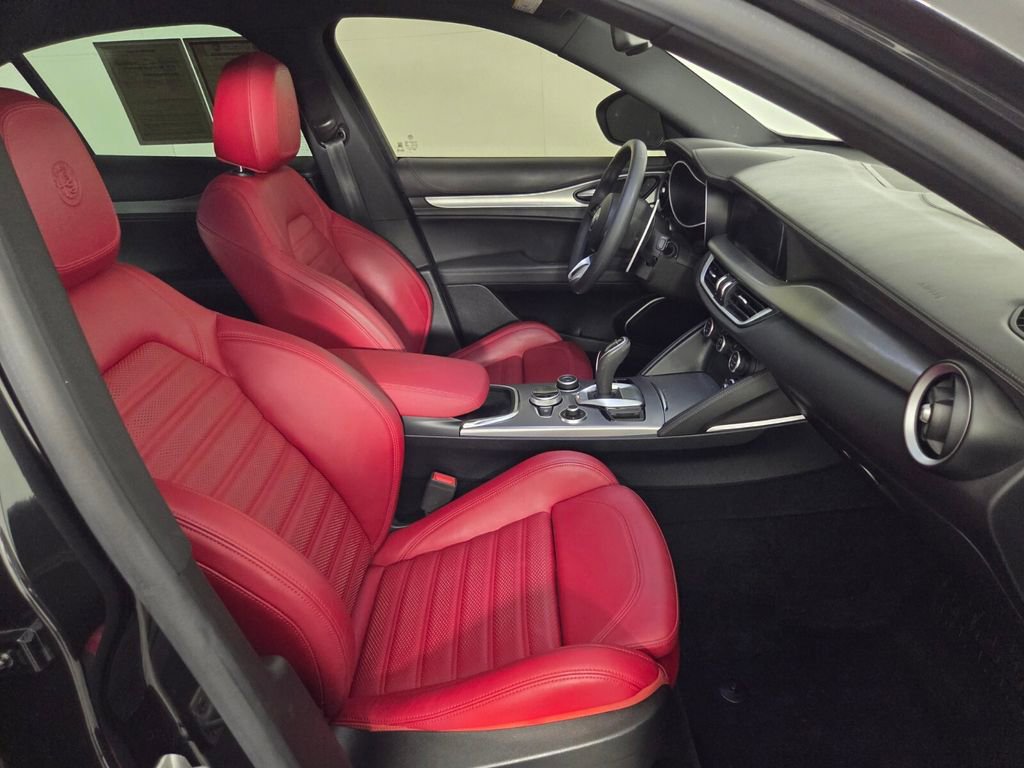 Used 2022 Alfa Romeo Stelvio Veloce AWD/4WD image 32