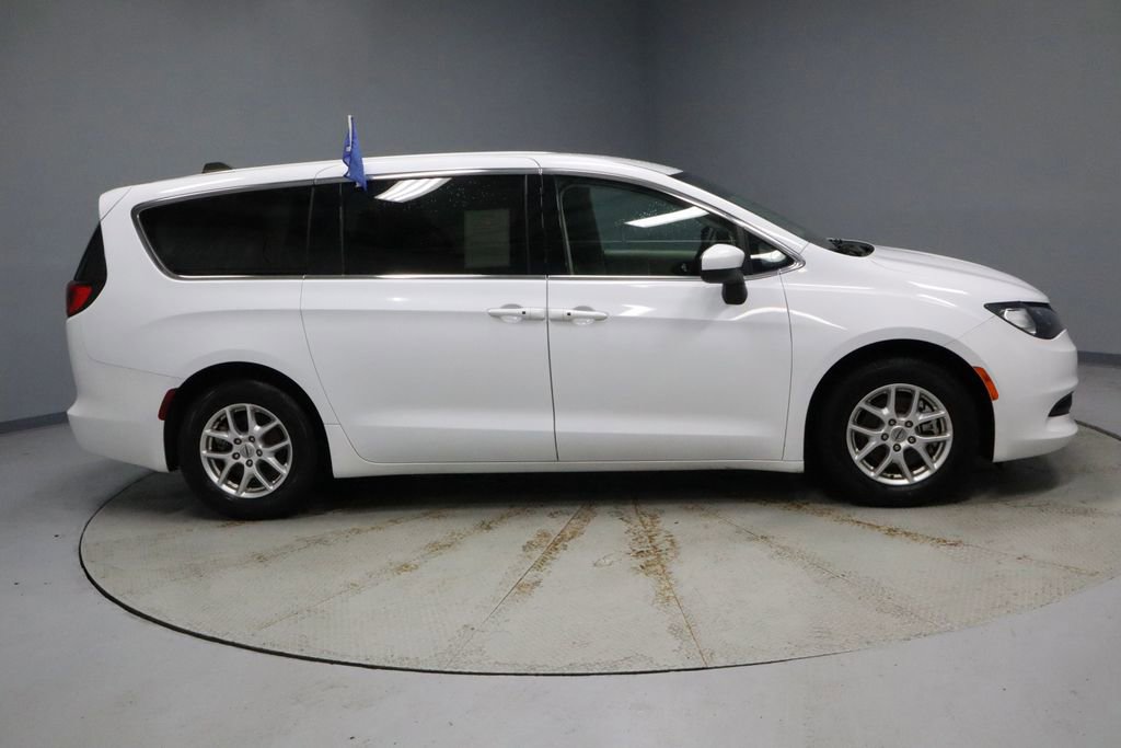 Used 2023 Chrysler Voyager LX image 11