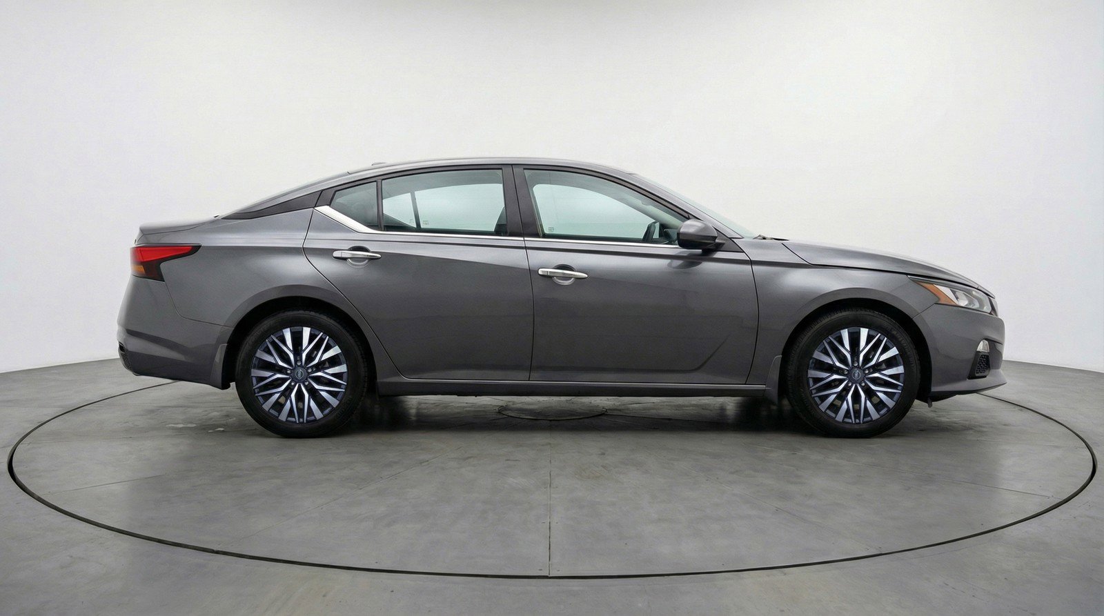 Used 2025 Nissan Altima 2.5 SV FWD image 11