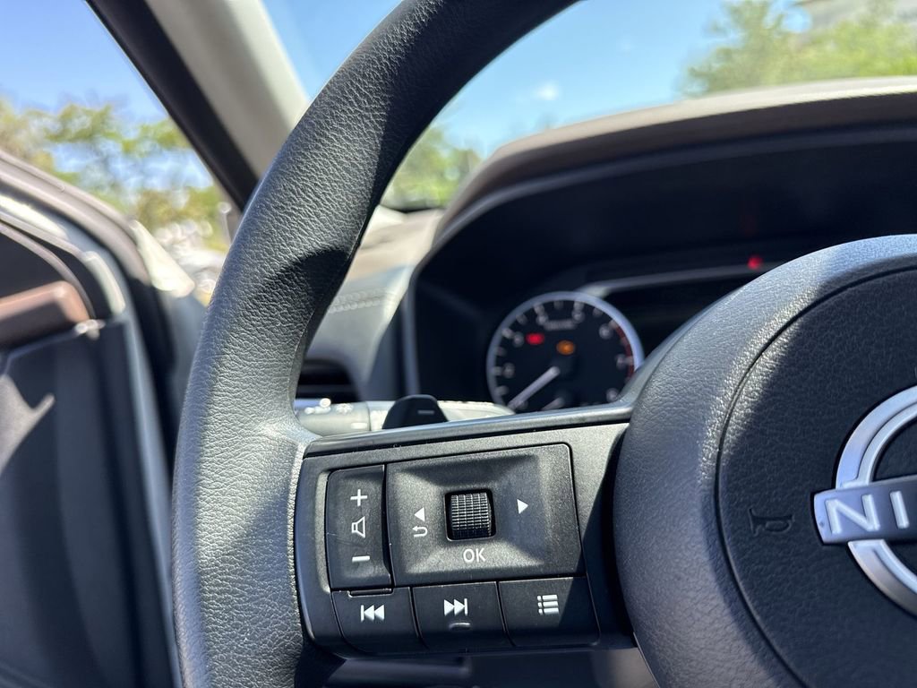 Used 2023 Nissan Rogue S image 12