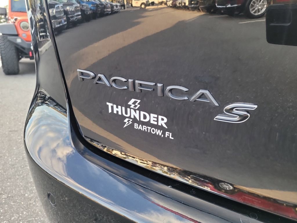 Certified 2025 Chrysler Pacifica Limited image 6