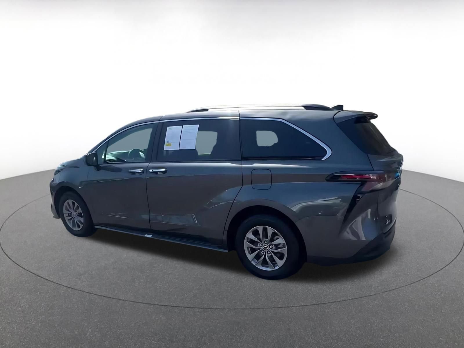 Used 2025 Toyota Sienna XLE image 10