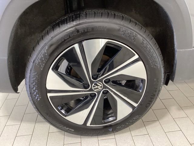 Certified 2025 Volkswagen Taos SE w/ Panoramic Sunroof Package image 28