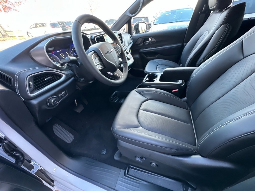 New 2026 Chrysler Pacifica Select image 16