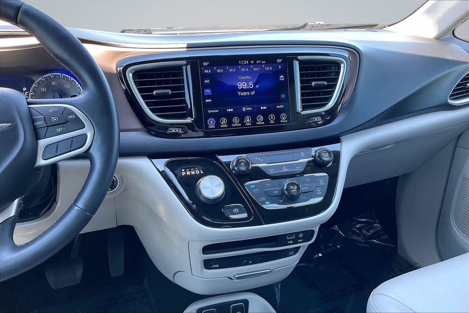 Used 2017 Chrysler Pacifica Touring-L Plus w/ Tire & Wheel Group FWD image 7