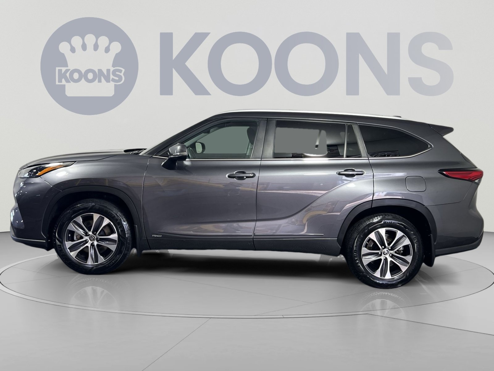 Used 2023 Toyota Highlander XLE AWD/4WD image 2