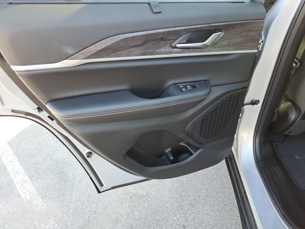 New 2025 Jeep Grand Cherokee Limited w/ Luxury Tech Group II AWD/4WD image 16