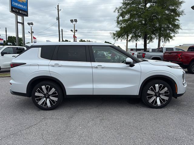 Used 2025 Mitsubishi Outlander SE FWD image 4