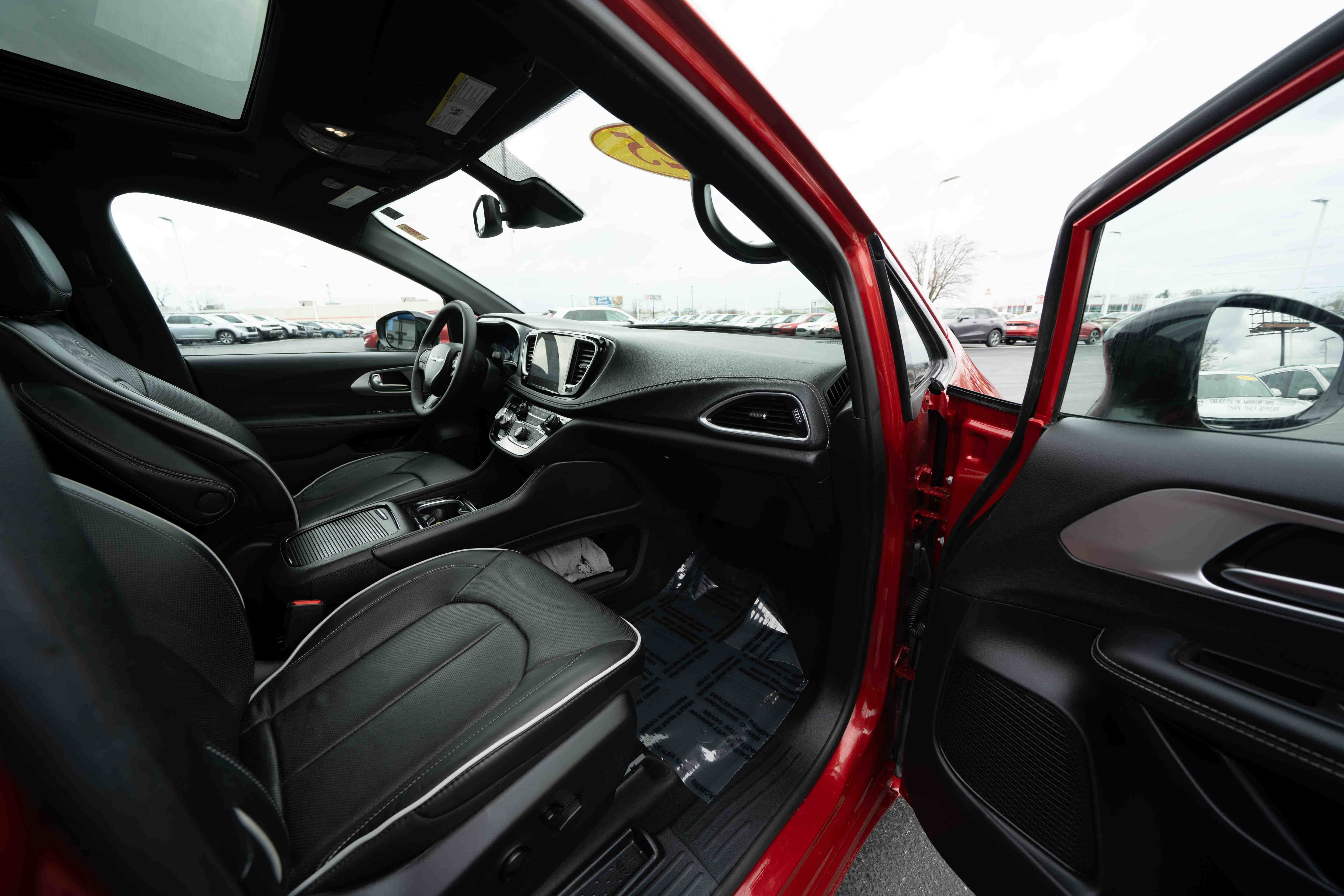 Used 2025 Chrysler Pacifica Limited FWD image 26