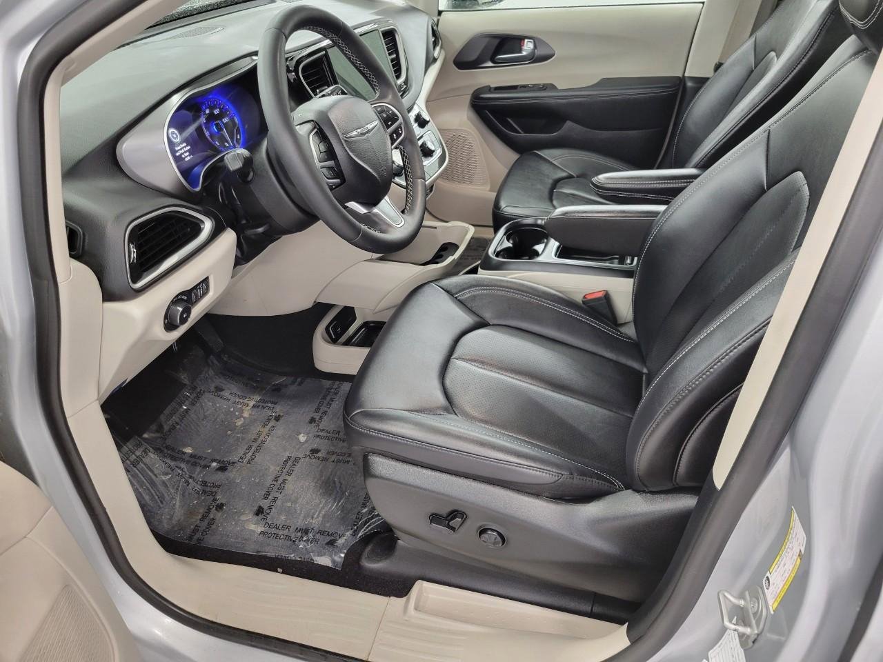 Used 2024 Chrysler Pacifica Touring-L image 6