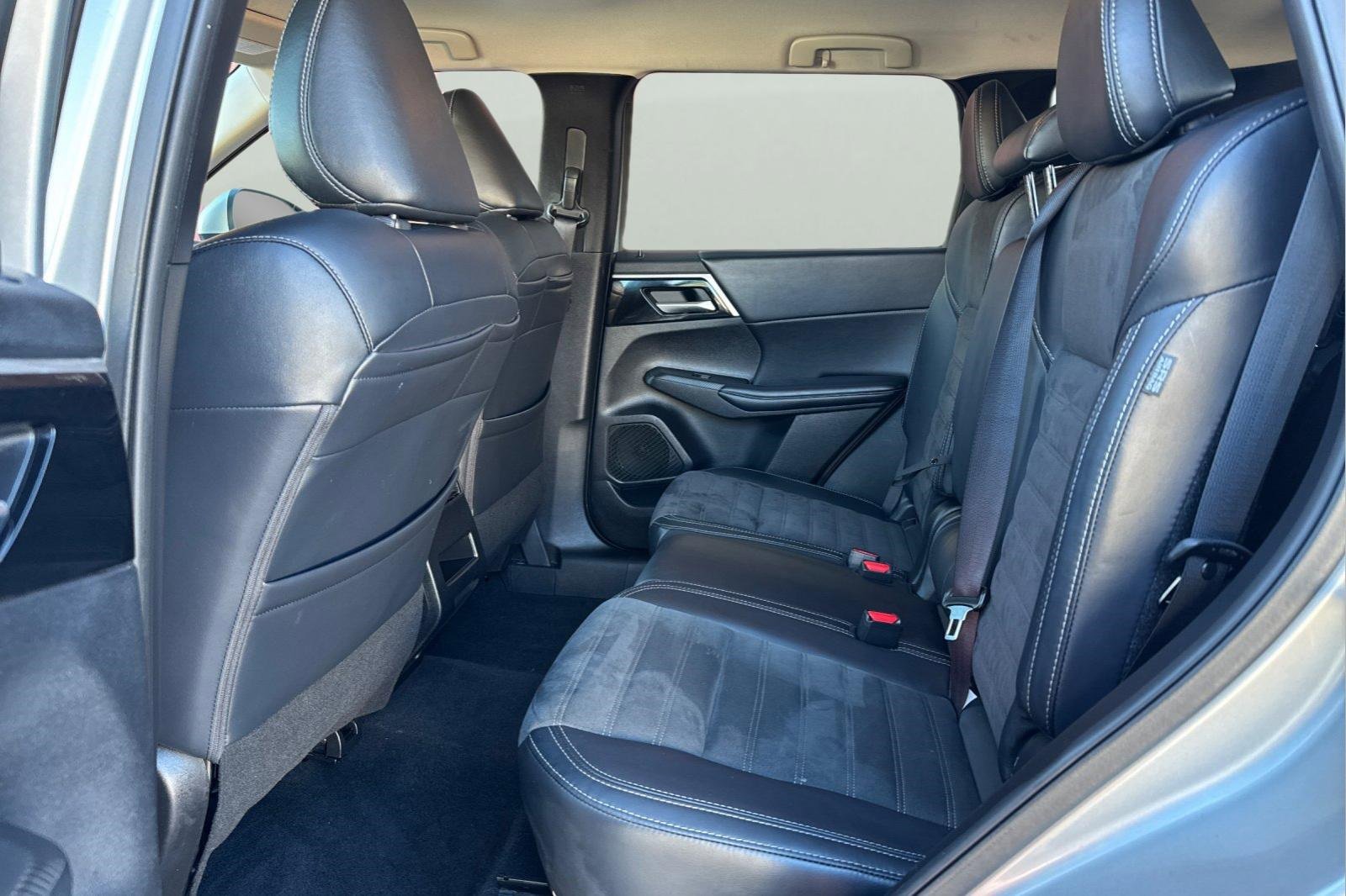 Used 2024 Mitsubishi Outlander SE image 5