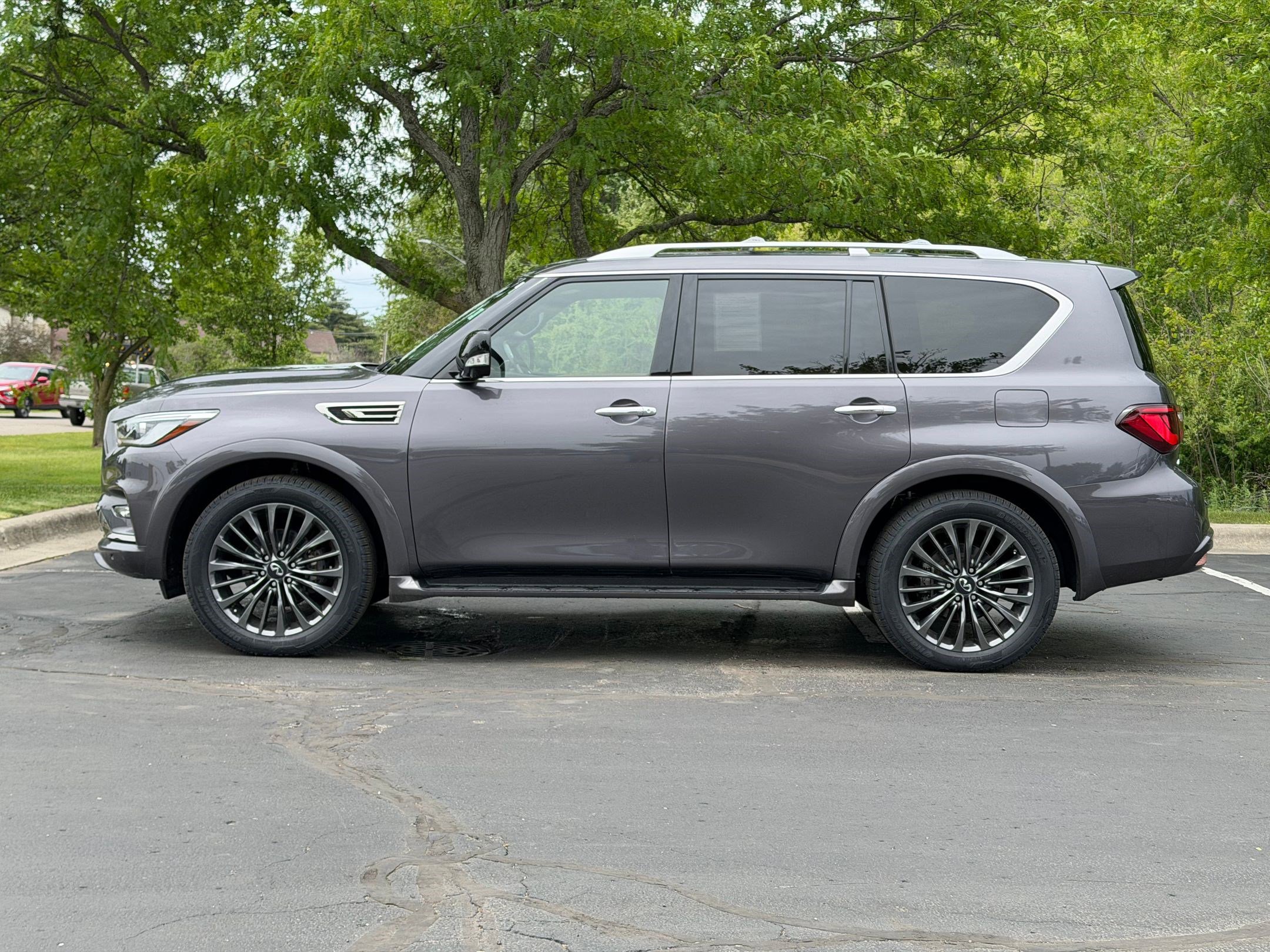 Used 2024 INFINITI QX80 Sensory AWD/4WD image 2