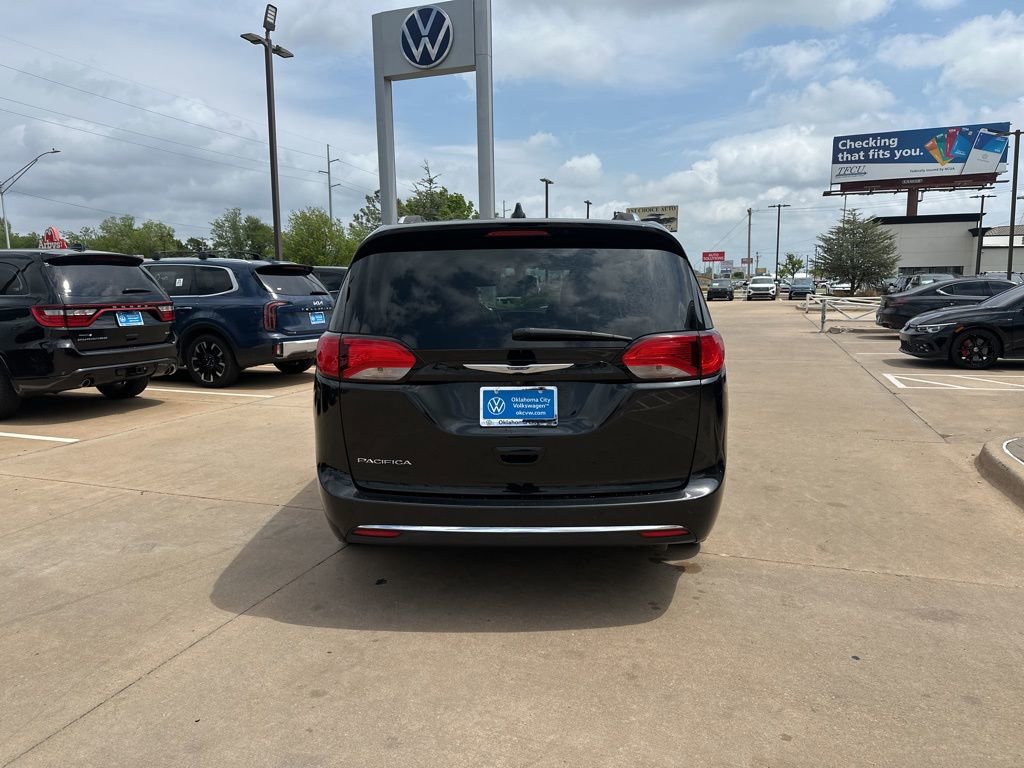 Used 2020 Chrysler Pacifica Touring-L image 6