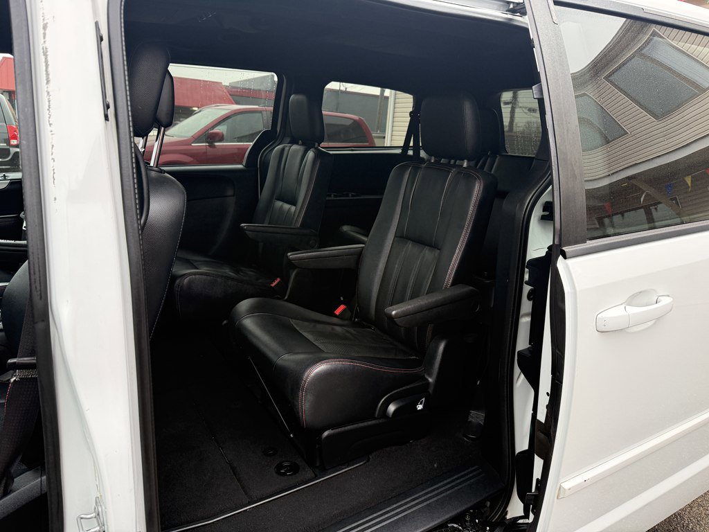 Used 2016 Dodge Grand Caravan R/T image 13