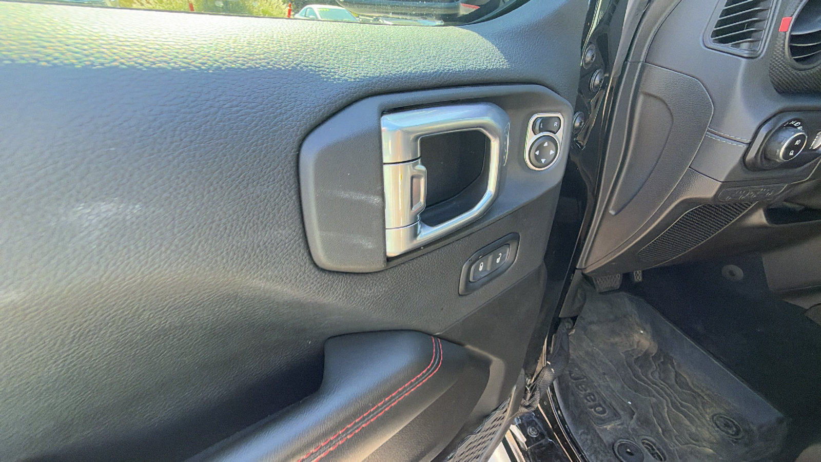 Used 2024 Jeep Gladiator Rubicon w/ Technology Group AWD/4WD image 15