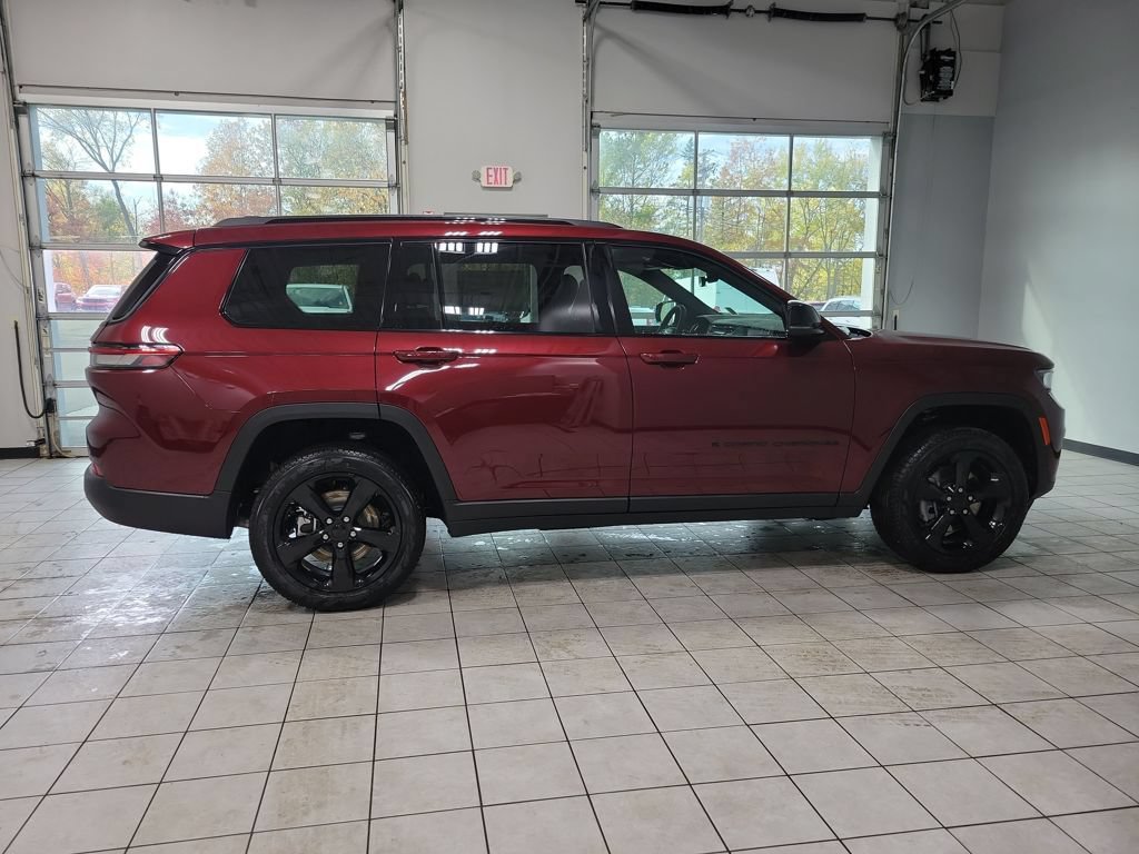 New 2025 Jeep Grand Cherokee L Limited w/ Black Appearance Package AWD/4WD image 8