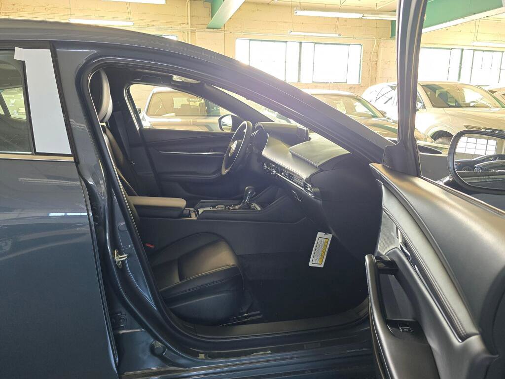 New 2026 MAZDA MAZDA3 Hatchback w/Premium Plus Pkg image 11