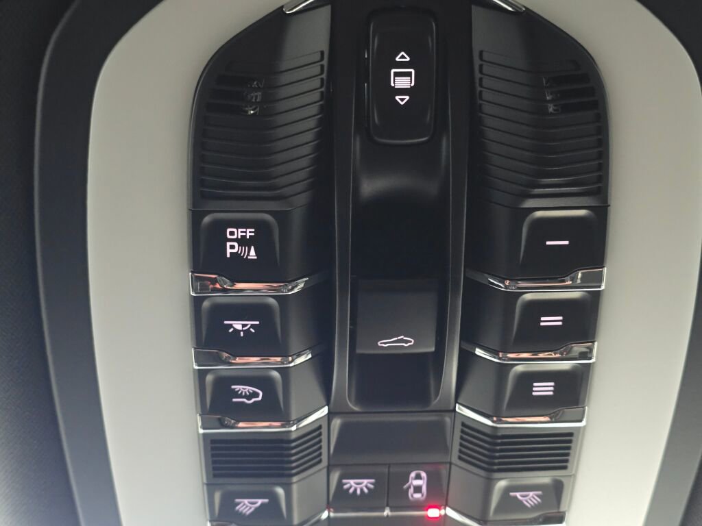 Certified 2025 Porsche Macan Turbo image 46