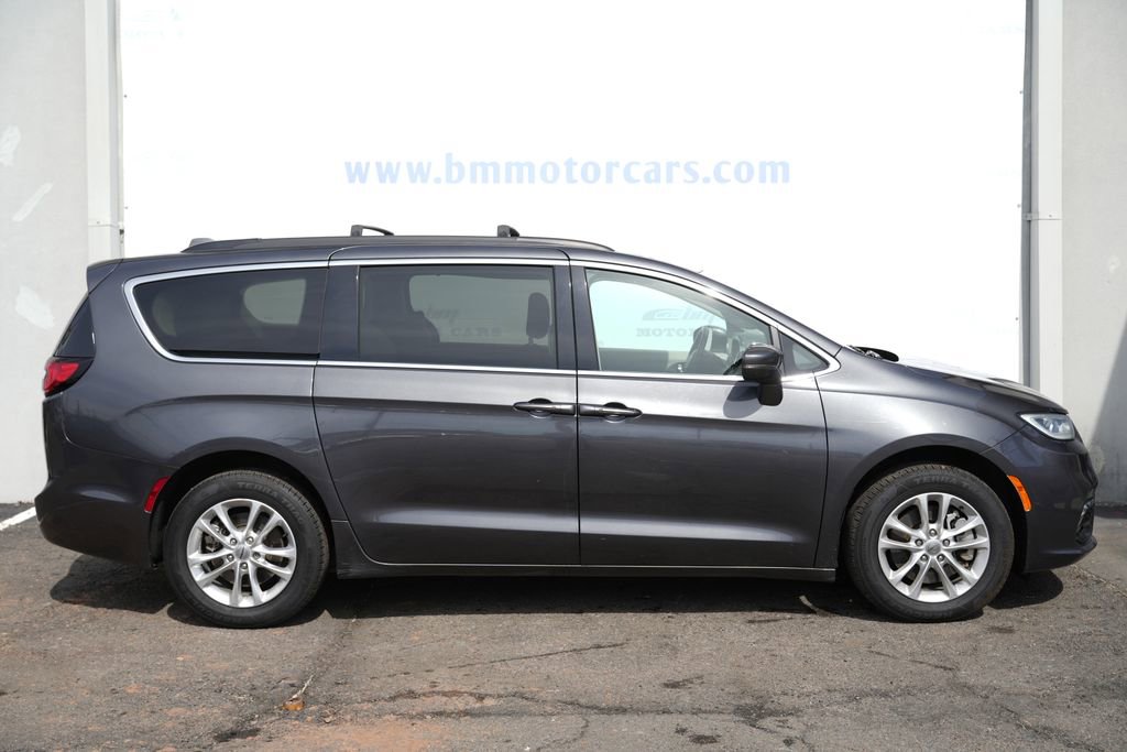 Used 2021 Chrysler Pacifica Touring image 7