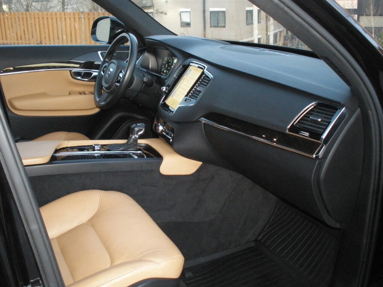 Used 2018 Volvo XC90 T6 Momentum w/ Convenience Package image 33