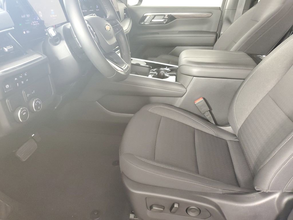 Used 2025 Chevrolet Suburban LS image 11