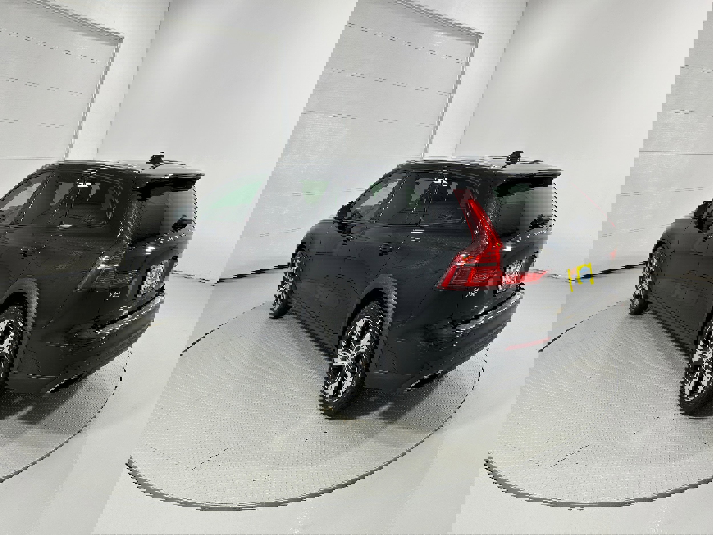 Used 2020 Volvo V60 T5 Cross Country w/ Protection Package Premier image 20