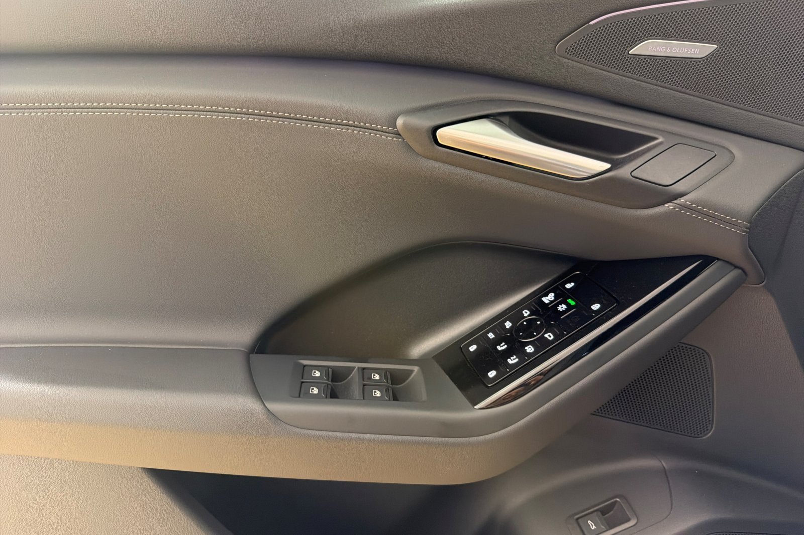 New 2027 Audi SQ6 e-tron Premium Plus AWD/4WD image 10