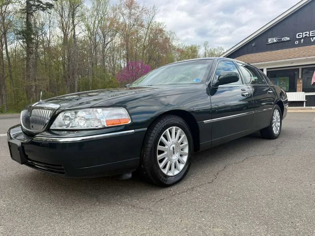 Used 2003 Lincoln Town Car Executive RWD image 3