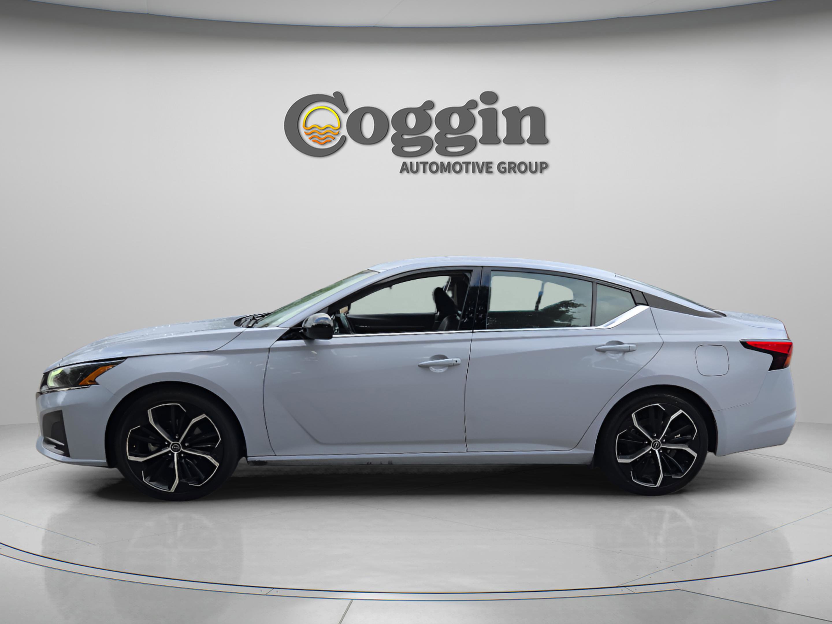 Used 2024 Nissan Altima 2.5 SR FWD image 2