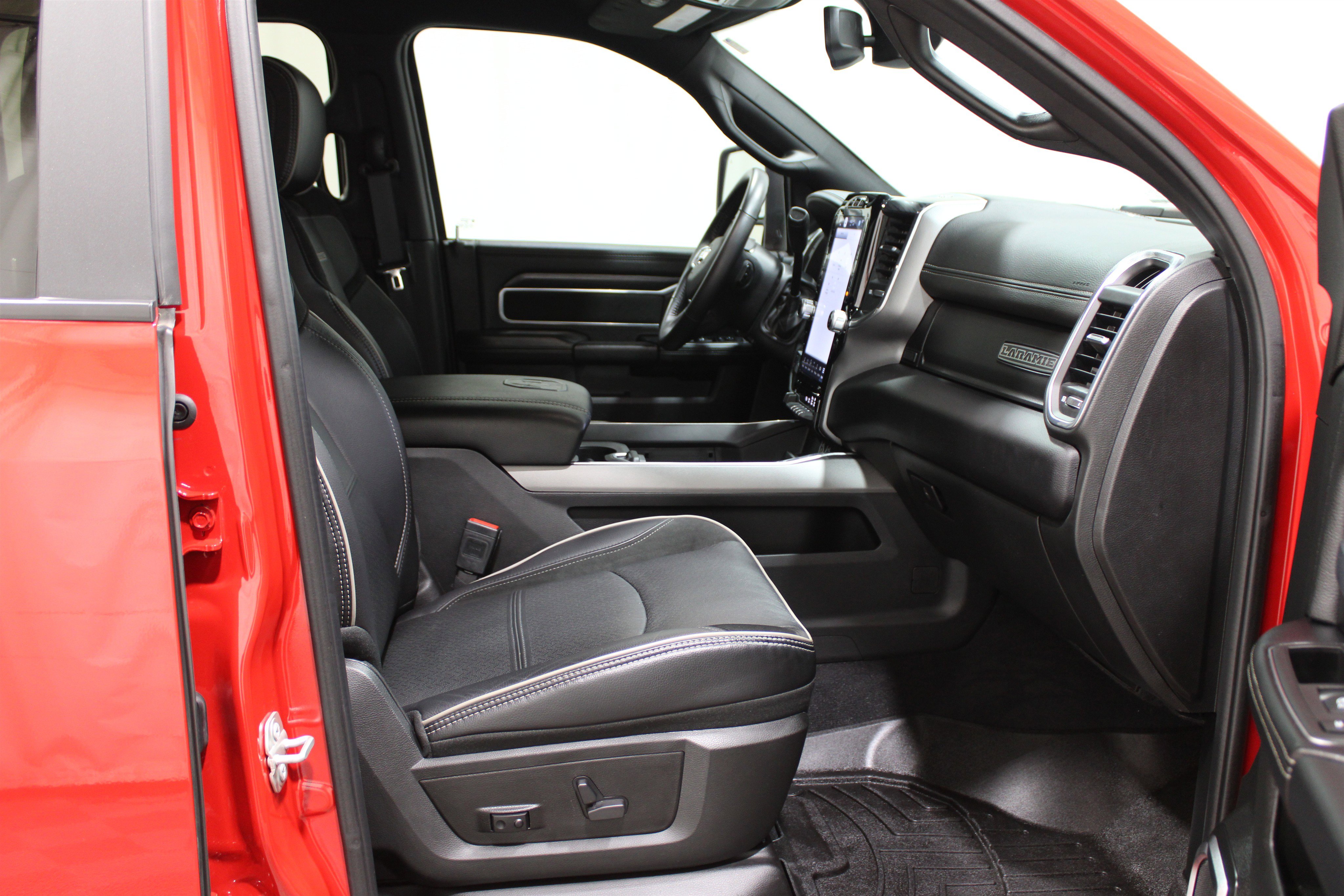 Used 2024 RAM 2500 Laramie w/ Night Edition image 30