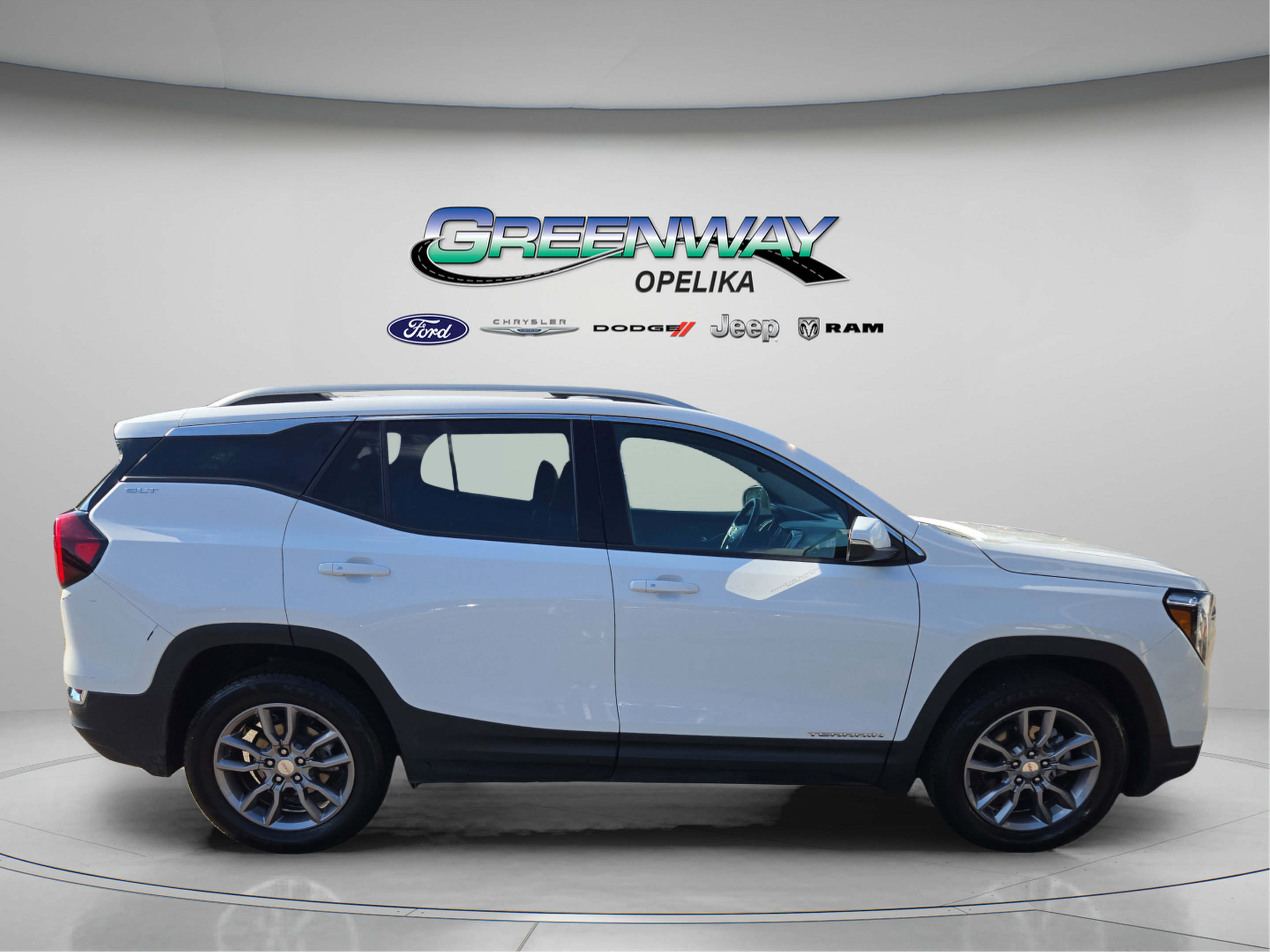 Used 2024 GMC Terrain SLT image 8