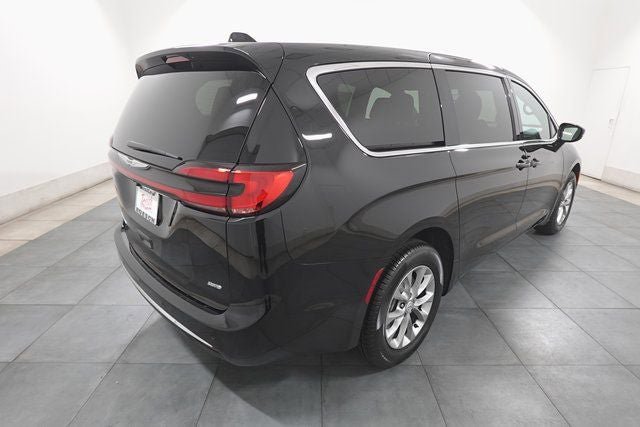 New 2026 Chrysler Pacifica Select image 5
