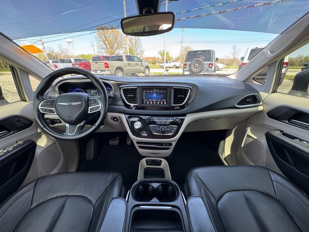 Used 2020 Chrysler Pacifica Touring-L w/ Tire & Wheel Group image 18