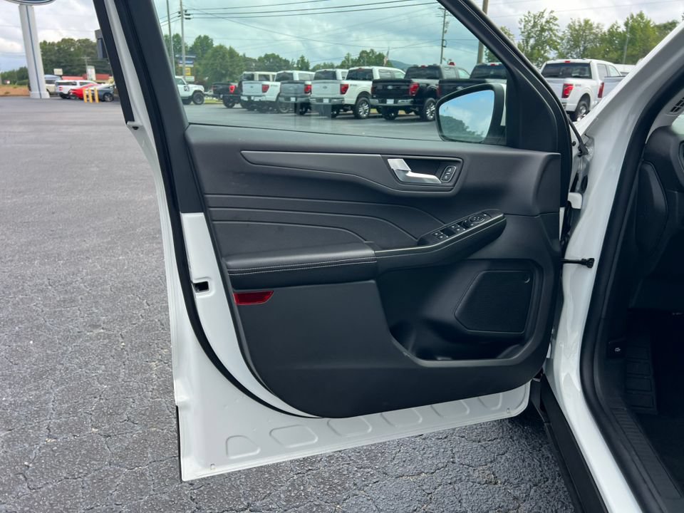 New 2025 Ford Escape SE w/ Class II Trailer Tow Package FWD image 16