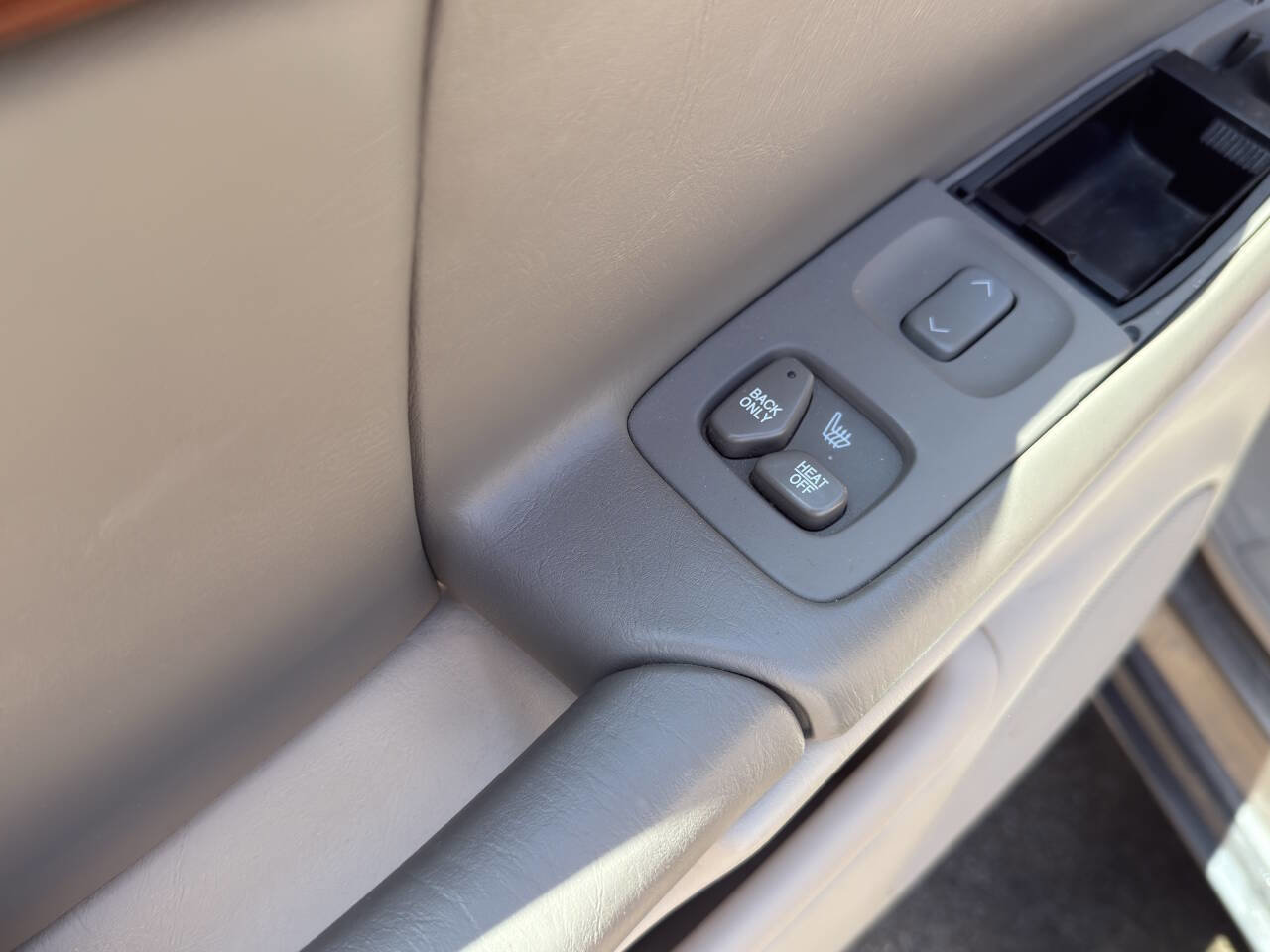 Used 2003 Cadillac De Ville w/ Comfort & Convenience Package FWD image 36