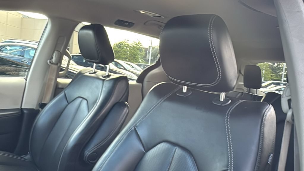 Used 2023 Chrysler Pacifica Touring-L FWD image 14