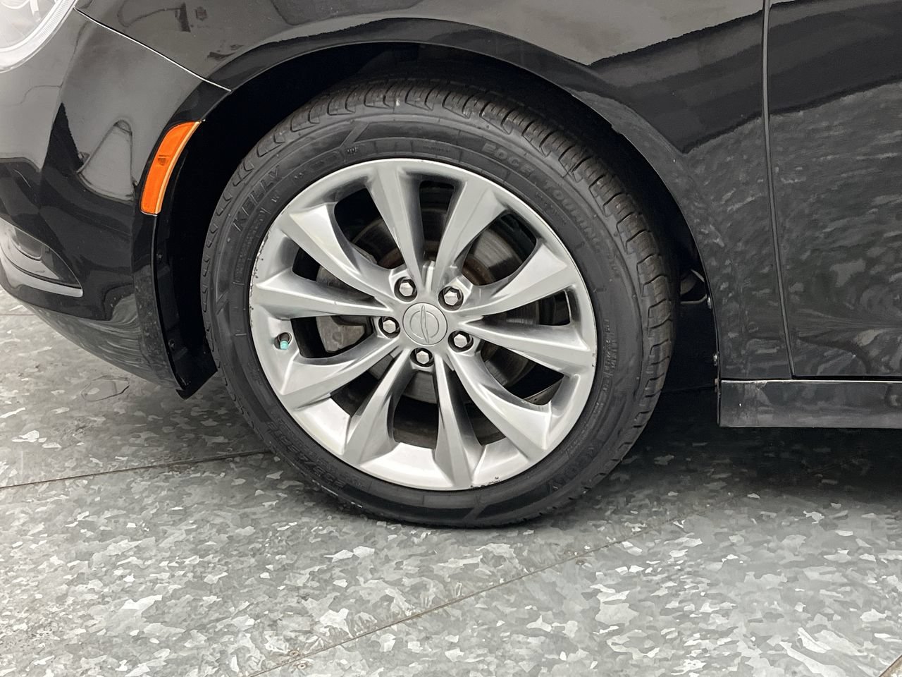 Used 2015 Chrysler 200 S FWD image 26