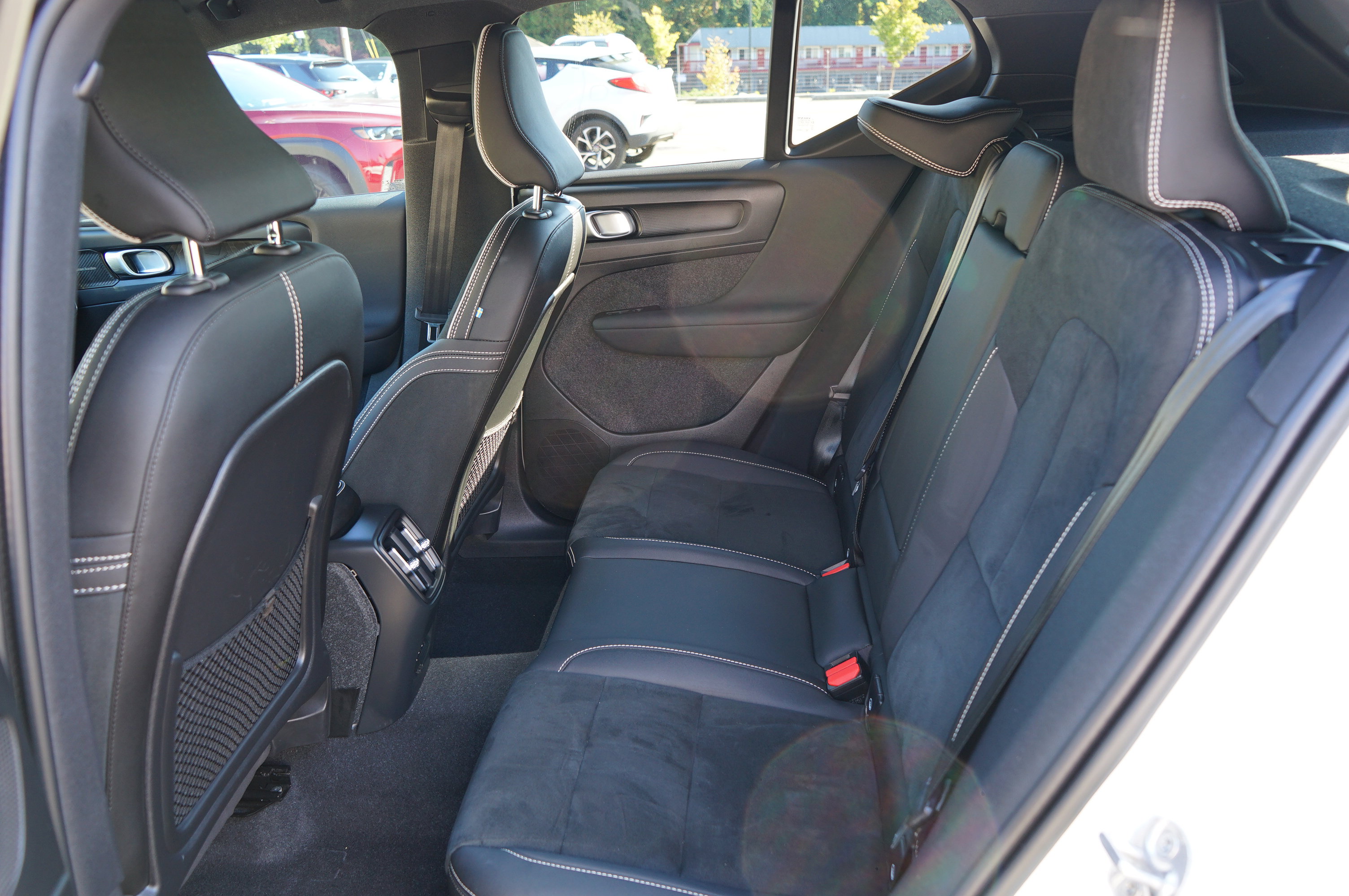 Used 2023 Volvo XC40 Recharge Ultimate image 31