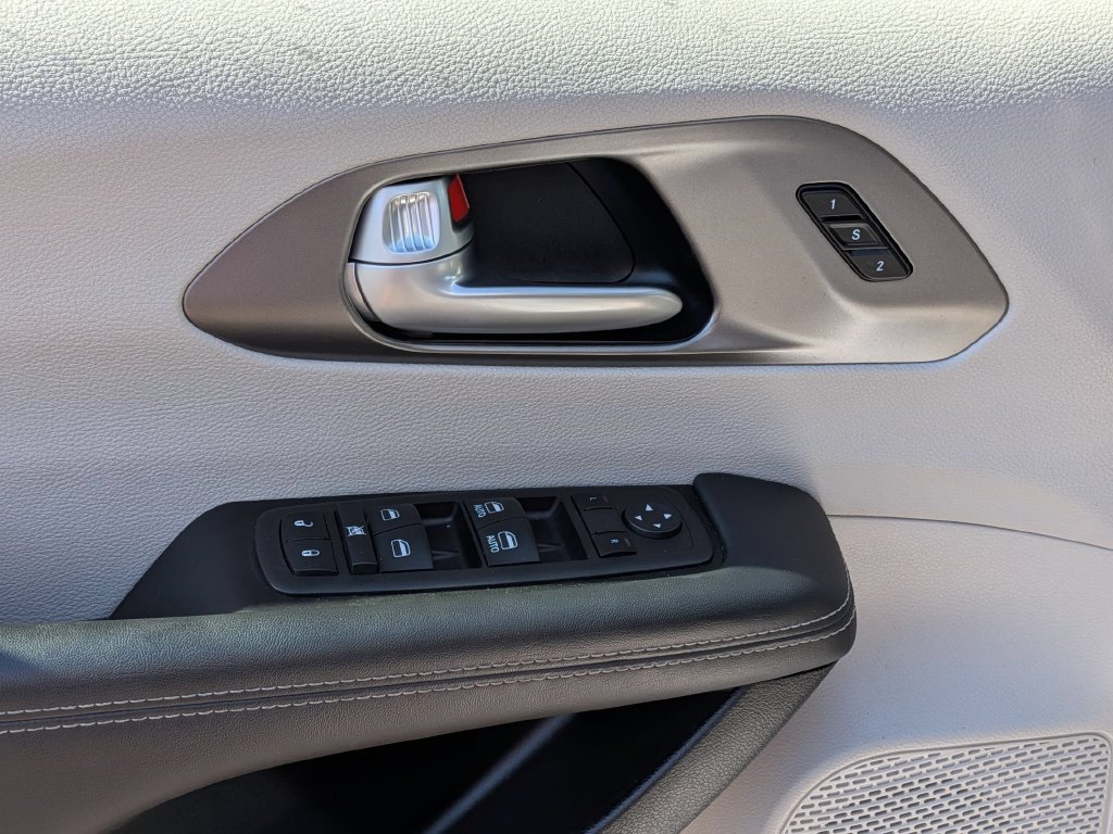 Used 2024 Chrysler Pacifica Touring-L FWD image 11